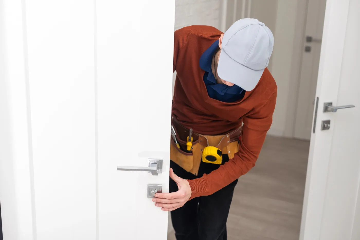 Artisan remplaçant un cylindre de serrure dans une maison de ville à Guyancourt (78280)